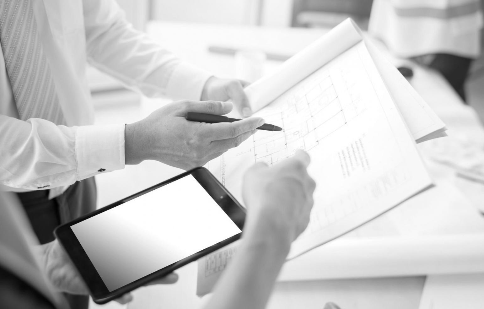 Persona trabajando en planificación financiera personal